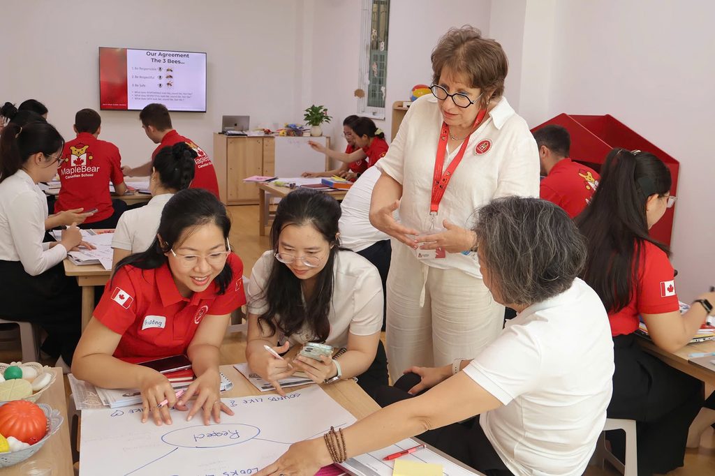 Không khí thảo luận nhóm tích cực và giàu năng lượng của các thầy cô giáo